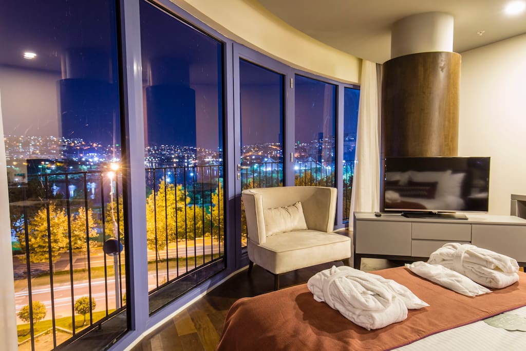 4BR Apt-Bedroom w sea view