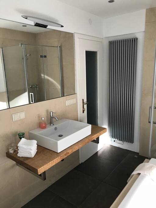 NEU!!!! Badezimmer mit Dusche und Badewanne
