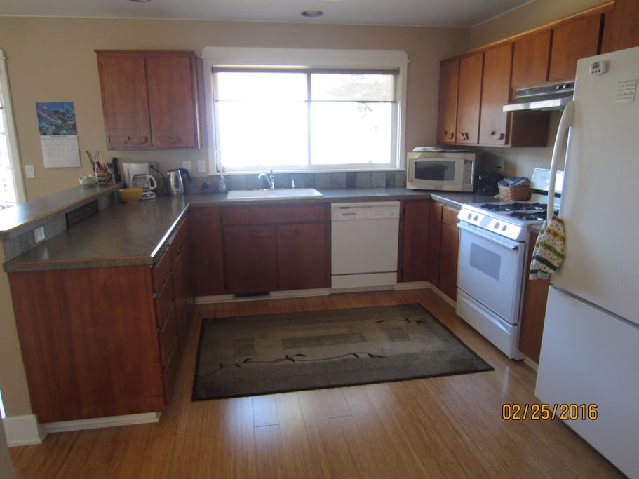 View while you cook! Dishes and cookware provided.