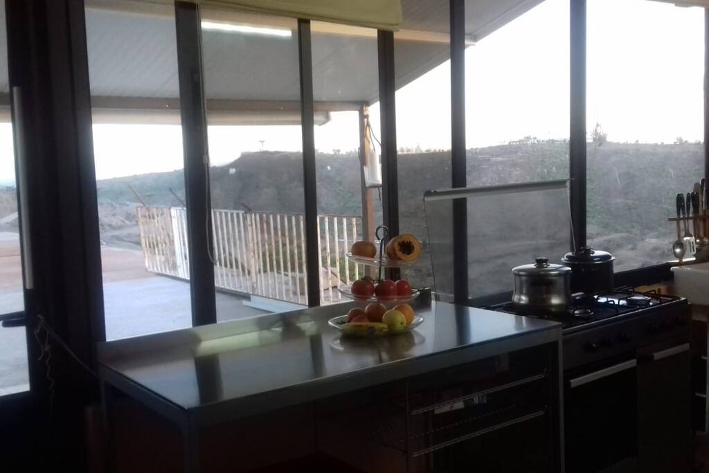 cocina completa, luminosa, con vistas!.