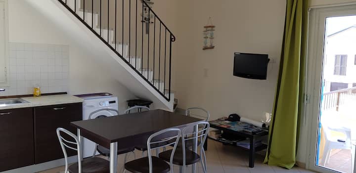 jedáleň a schodisko cez mezanín