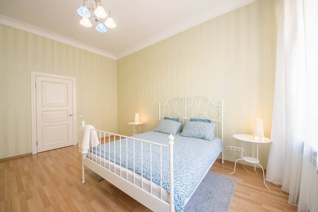 Lockable bedroom with a full-size double bed / Спальня с полноценной двуспальной кроватью