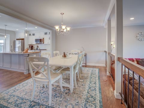 Beautiful Townhome walking distance to DC Metro