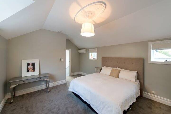 Renovated heritage house near river & Cott beaches gallery image 3