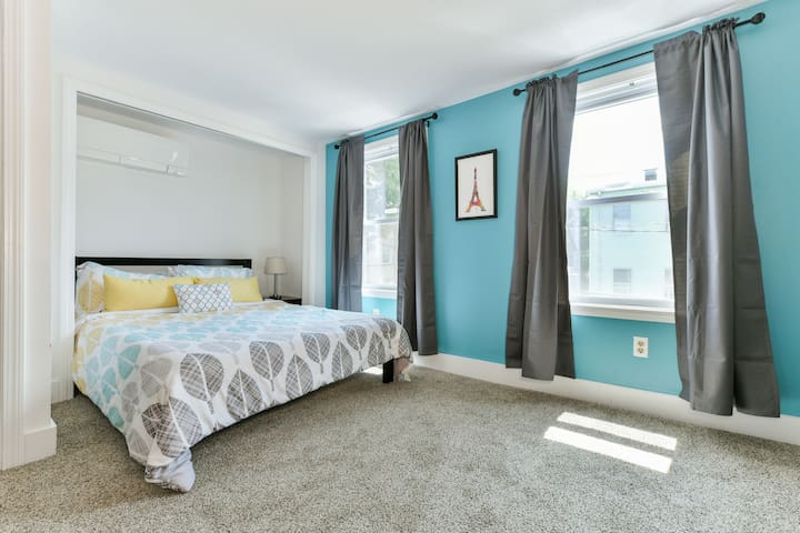 ☆SPECTACULAR CONDO☆ minutes from downtown!
