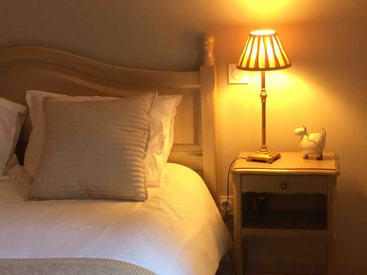 Cette chambre  spacieuse et lumineuse et tout confort  : repose valise, penderie, parquet  au sol avec sa salle de bain privative. 
Sèche serviette, douche italienne, miroirs, éclairage leds, sèche cheveux ...
Ensemble de 16 m2