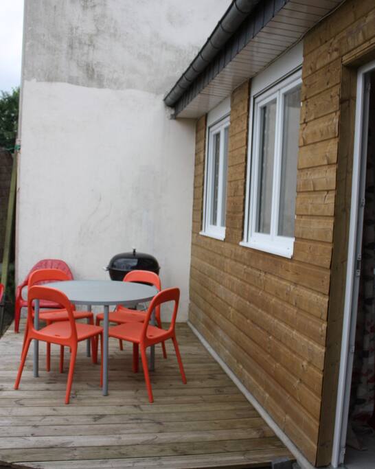 Terrasse avec table+4 chaises+Barbecue