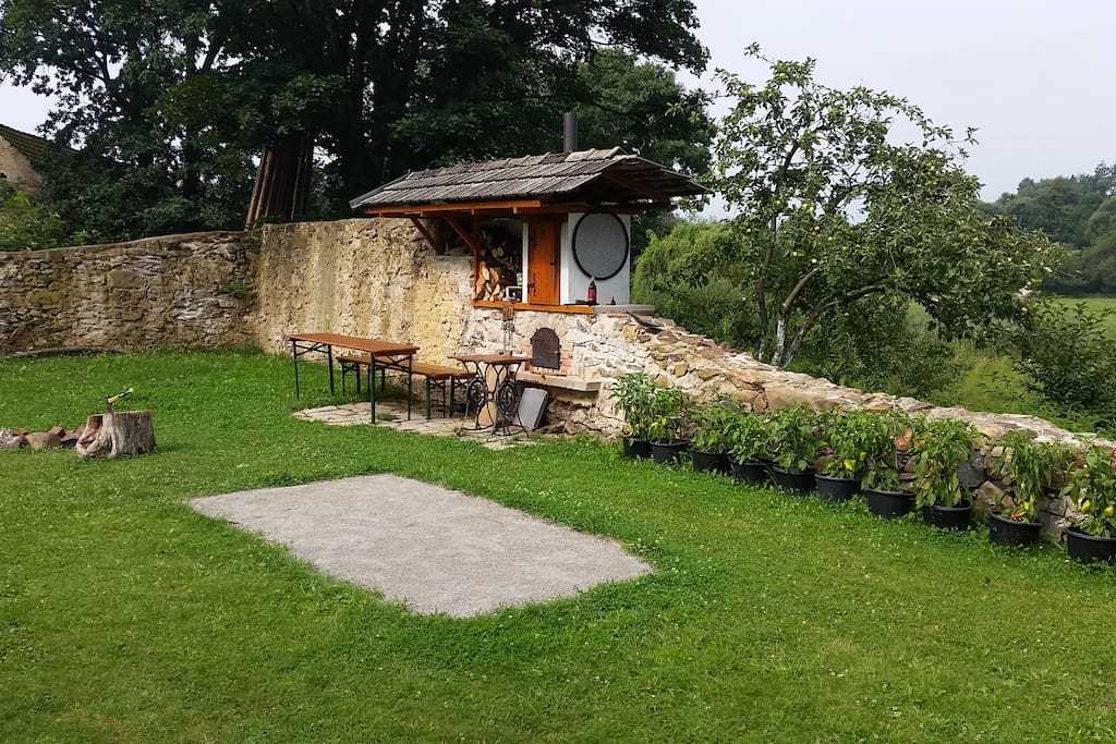 Krb s posezením, ohništěm a odhodištěm pro petanque