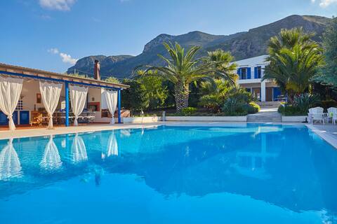 Casa Blu with pool. Paradise between sky and sea