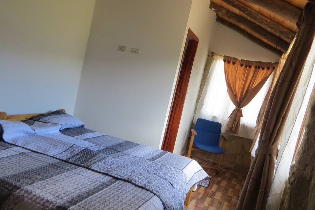Habitación con cama king // King bed room