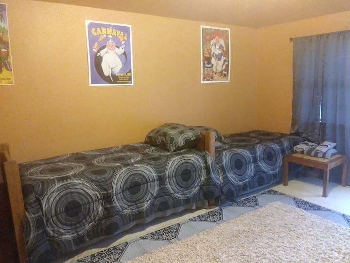 2 twin beds upstairs..