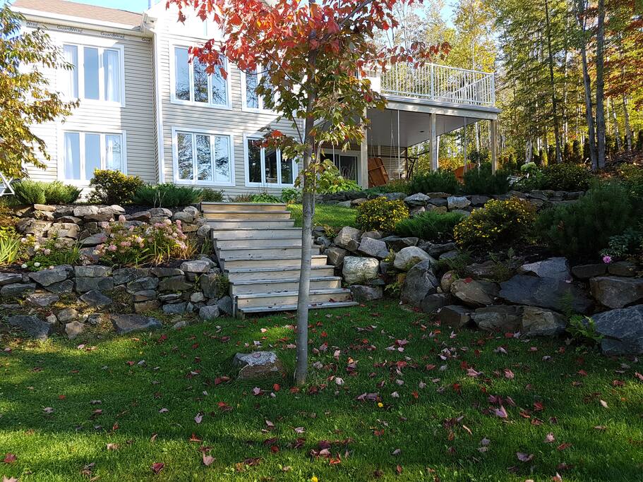 La maison vu du lac. L'étage du bas c'est le logement des voyageurs.