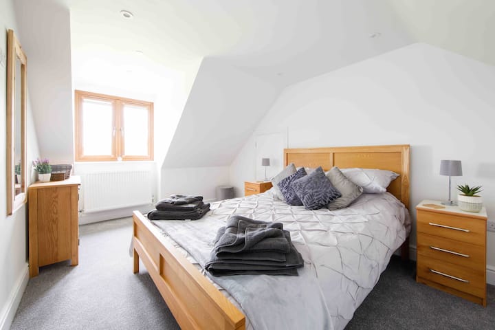 Chumba cha kulala cha kijivu 3, ghorofani, kitanda cha ukubwa wa mfalme na makabati ya kitanda, yaliyojengwa katika WARDROBE na kifua cha droo