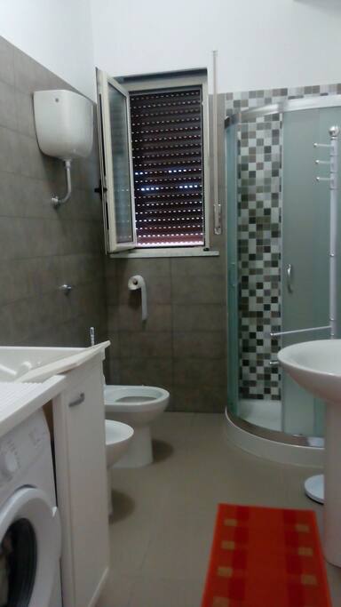 Bagno finestrato con lavanderia