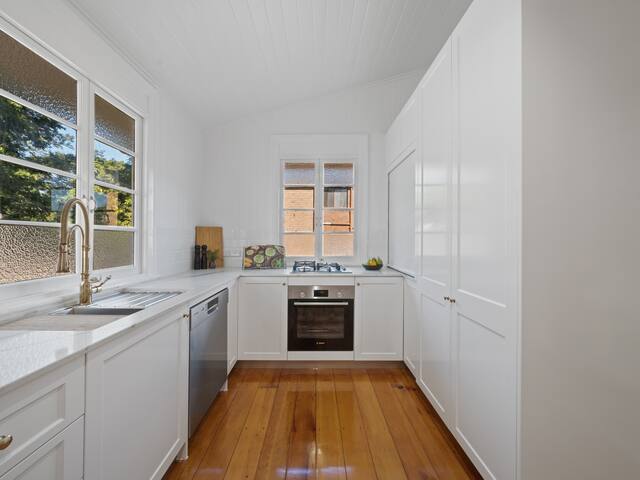 Stylish 5 Bedroom House with 4 Bathrooms gallery image 3