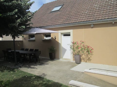 Accommodation ready circuit of Le Mans and  zoo  the arrow