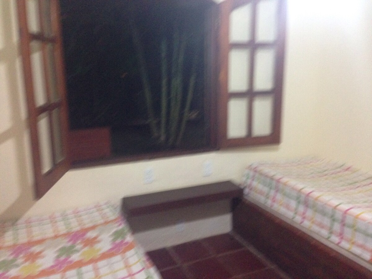 Habitación con 1 doble y 1 individual.