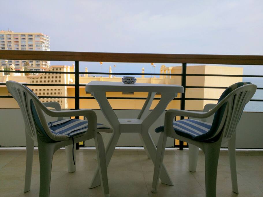 Terraza con vistas al mar. Ideal para el relax después de un intenso día de playa.