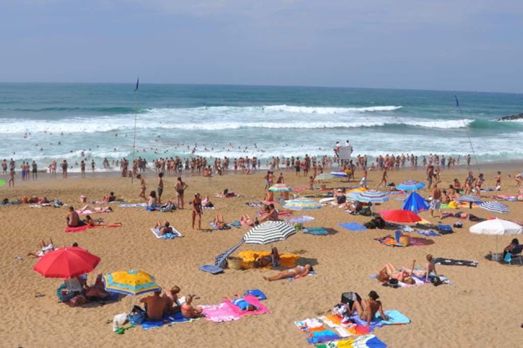 la plage de la Chambre d'Amour, juste en face.