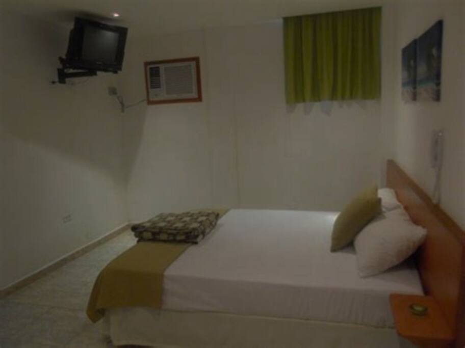 Habitación con cama matrimonial y televisor pequeño incluido. Posee aire acondicionado; sin embargo, no suele ser necesario, puesto que es fresca.