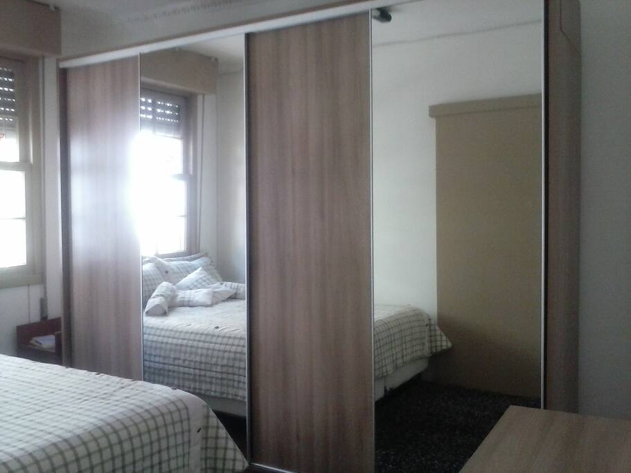 Quarto 1 com cama de casal Queem