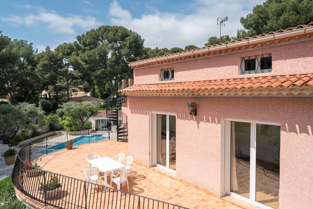 Terrasse sud avec perspective piscine