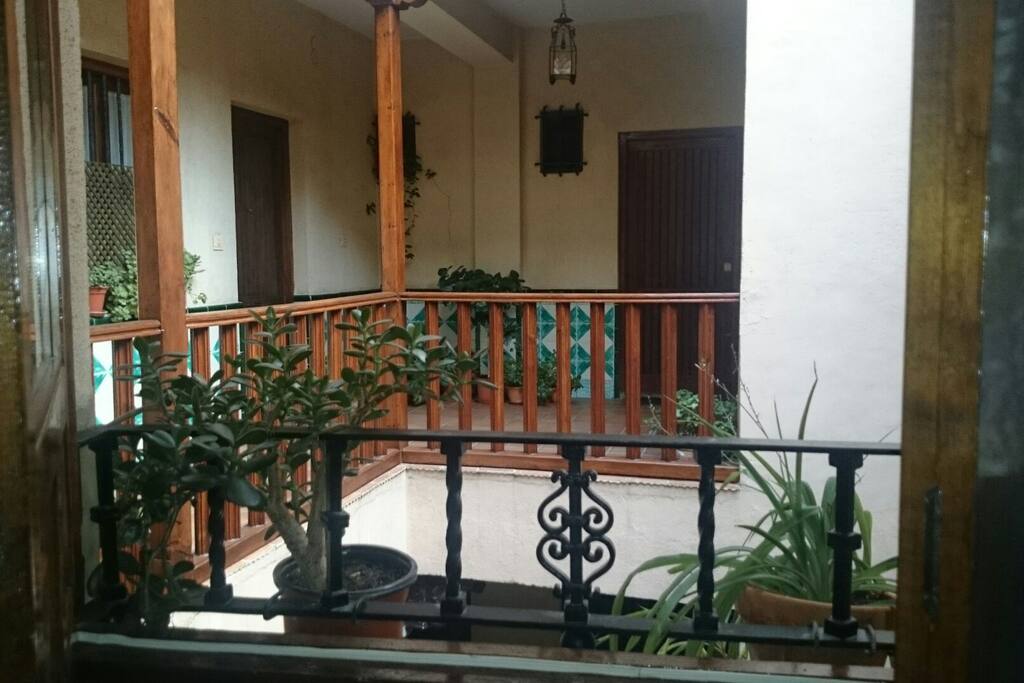 Vista al patio interior desde una ventana