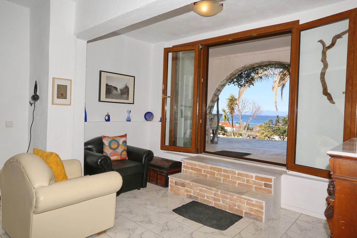 Relaxačný kútik, výstupná terasa a záhrada s výhľadom na more