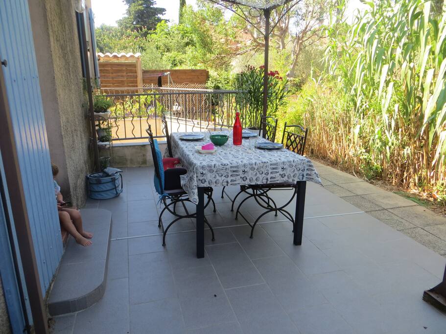 Terrasse côté Nord à l'ombre jusque 14 h , idéale pour vos repas d'été.