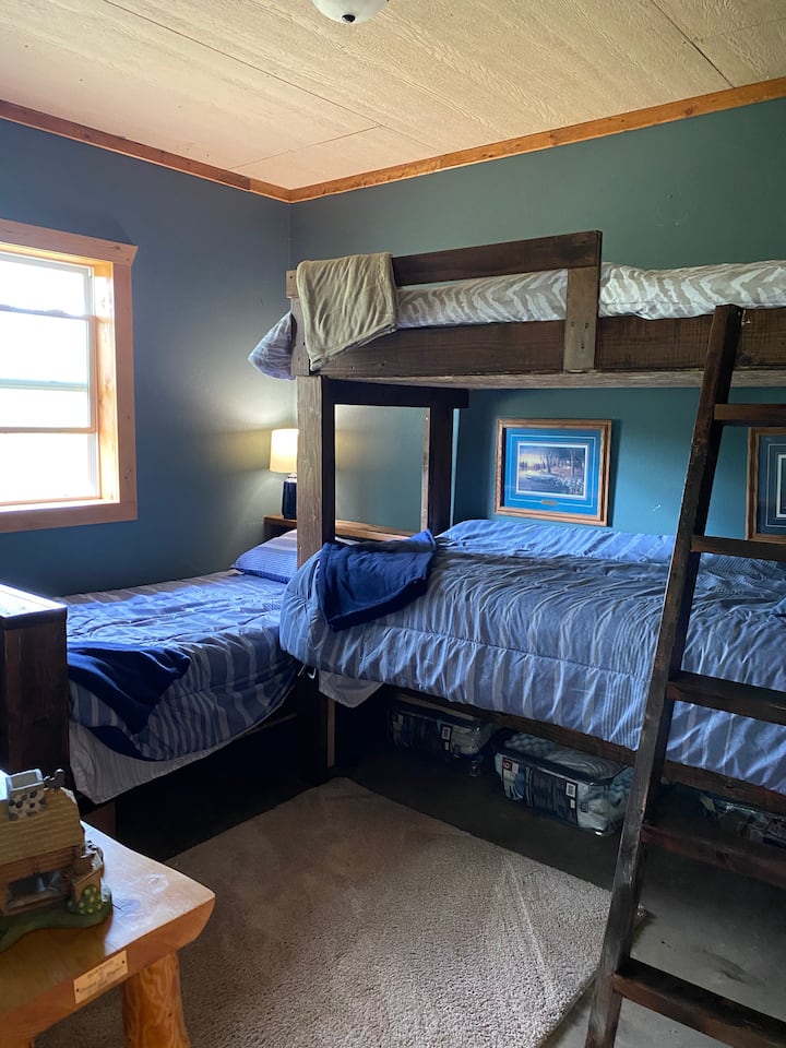 سريران مريحان في غرفة النوم. السرير العلوي الآن مخصص للبطانيات الإضافية. 