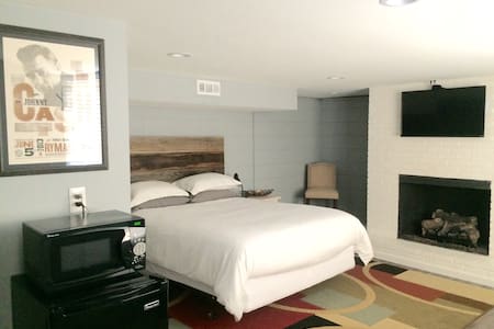 Dreamy Private Studio Retreat - modern & spotless