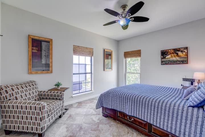 Спалня 1: Множество прозорци правят тази стая светла с много естествена светлина. Красиви гледки към Хил Кънтри (и моята земя) (когато спа покривката е затворена). :-)