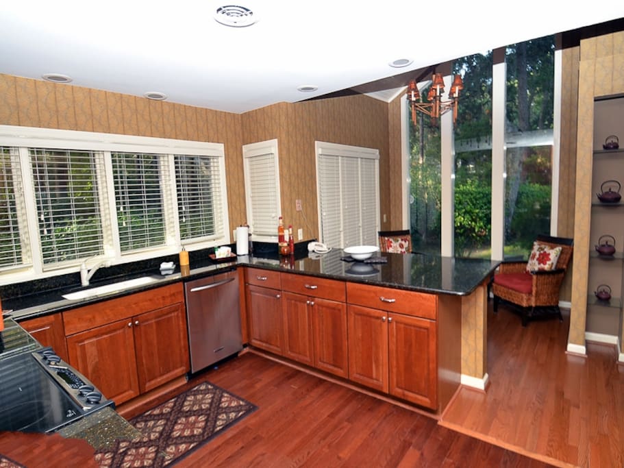 The kitchen is very well equipped, dining at the counter or the breakfast nook.