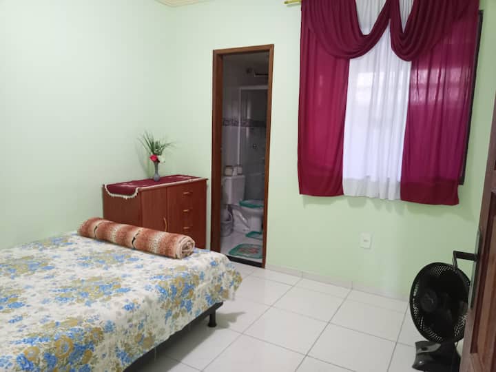 Спалня 02:
Суит с двойно легло с възглавници и олекотена завивка и скрин за дрехи.
