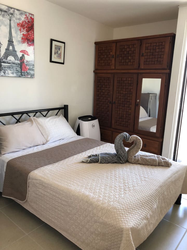 Camera padronale con balcone e bagno completo. Dispone di ventilatore e aria condizionata 