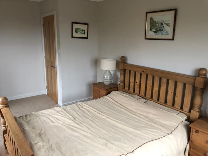 חדר שינה שני עם מיטת קינג סייז