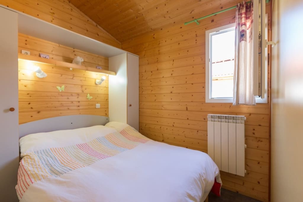 Chambre avec bonne literie