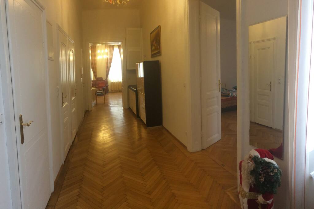 Große breite Halle. Zugang zu zwei WC's, Badezimmer, Küche und
großen Schlafzimmer.
