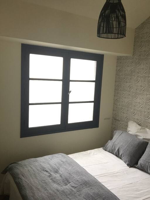 La chambre avec fenêtre donnant sur la cage d'escalier