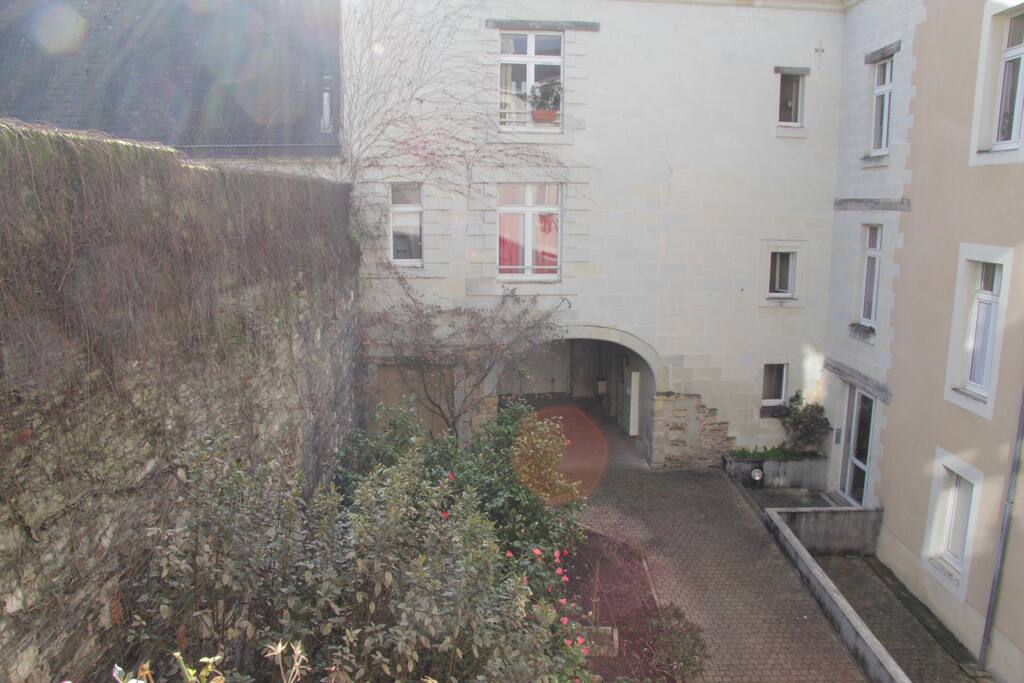 l'accès de l'immeuble par la cour.