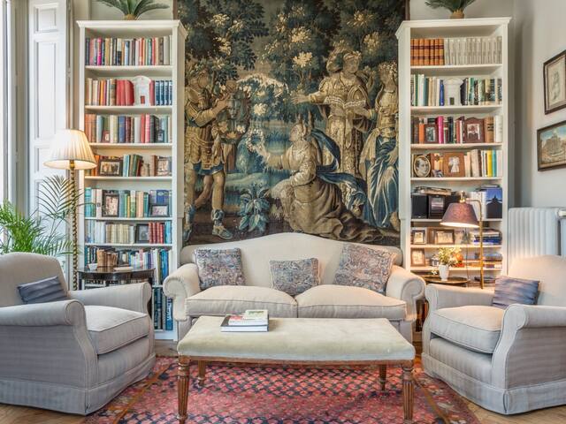 Elegant coorporate apart. with views of the palace gallery image 4