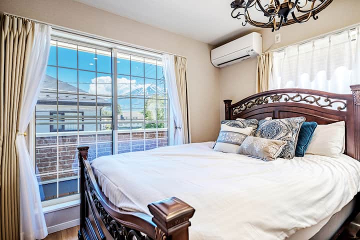 【Master bedroom】2階主寝室。
大人気欧米ブランド「ASHLEY」の細かな細工が美しいベッドは圧巻の迫力。
マットレスは"人生を変える"というキャッチフレーズで有名な「Simmons」なので寝心地も抜群。
窓からは富士山を一望できます。
ハイセンスな男性、女性、共にご満足いただけるお部屋です。
隣には折り畳みベッドもご用意可能です。
（ご予約時にお申し付けくださいませ）
Ashley and simons matless let you be very comfortable.