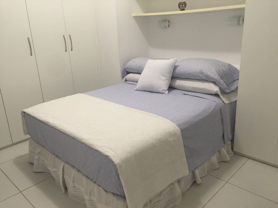 Quarto suíte com cama de casal com colchão firme e travesseiros da Nasa.
