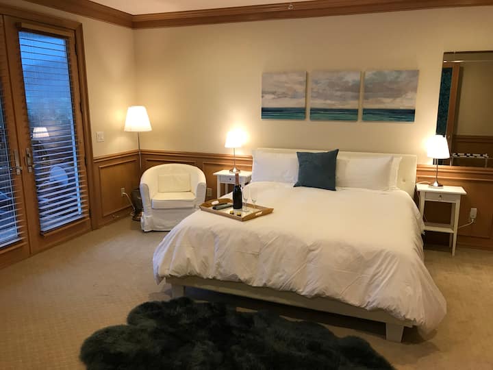 جناح رئيسي فاخر بسرير ويستن هيفنلي حقيقي (نعم ، اشترينا واحدًا!). حمام داخلي. 