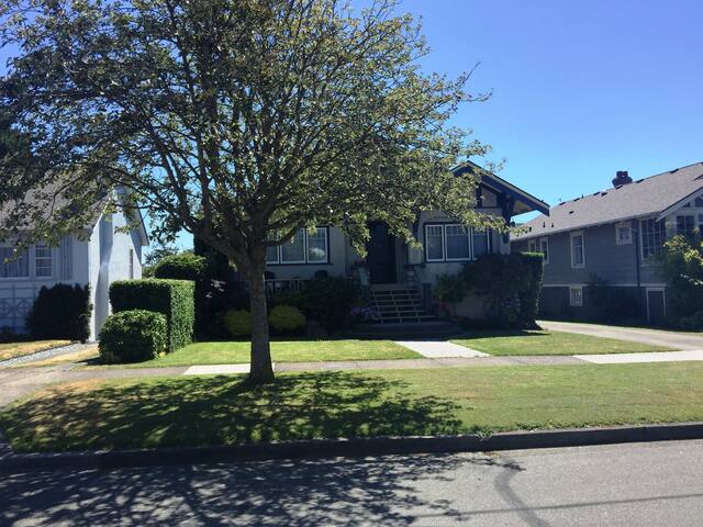 An entire Fairfield Tudor home all to yourself! gallery image 2