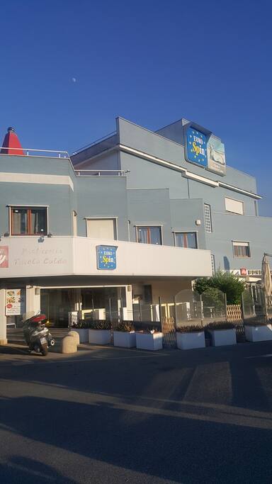 Oltre ai mini appartamenti per gli ospiti la strttura comprende Il Bondì Caffè ed un supermercato