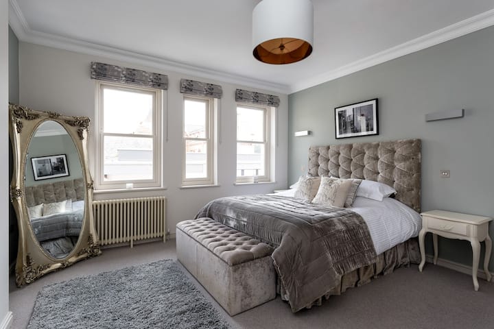 Основният апартамент със суперголямо двойно легло е просто вкус на луксозните спални навсякъде.