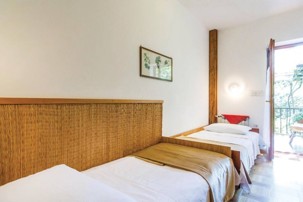 II ROOM