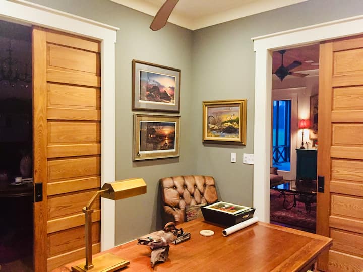 Високите 8 фута солидни кипарисови врати в офиса се затварят за уединение, когато са превърнати в район, в който могат да спят двама души. 