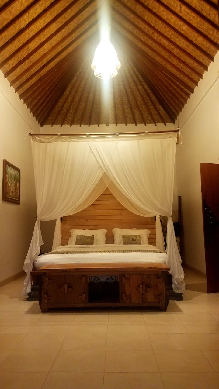 חדר שינה מס '3 למעלה עם מיטת קינג סייז, חדר רחצה פרטי, מיזוג אוויר ומרפסת פרטית המשקיפה על הבריכה והג'ונגל.